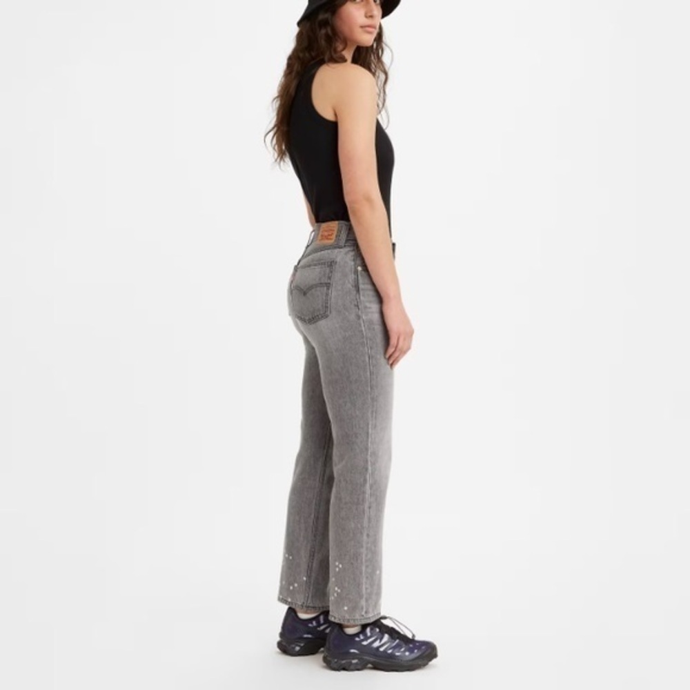 NWT Levis Low Pro Straight Jean in size 27, mid-rise, relaxed hip/thigh